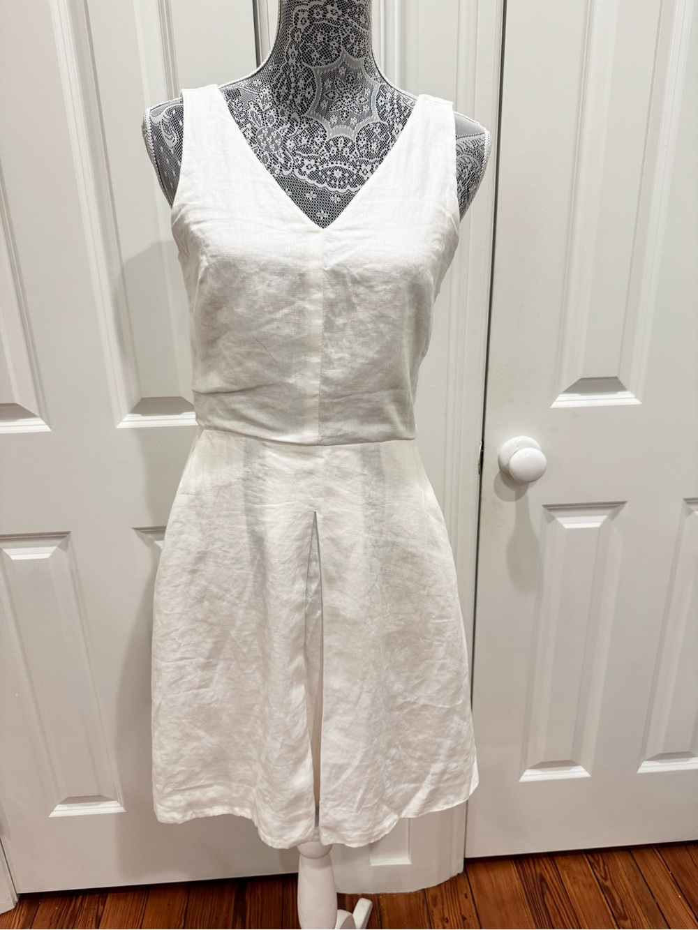 GAP White V-Neck Lined Linen Dress Sz. 4
Preppy Coquette Old Money Cottagecore